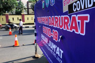 Polisi saat melakukan penyekatan pengendara di Pos PPKM Darurat di Pasar Jumat, Lebak Bulus, Jakarta, Sabtu (3/7/2021).