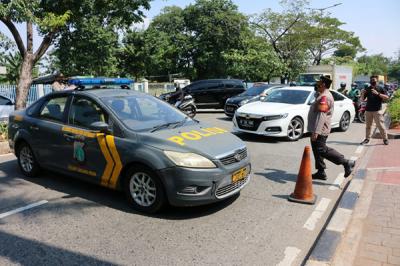 Petugas kepolisian melakukan penyekatan bagi para pengendara roda dua atau roda empat yang melintas di Jalan Danau Sunter, Jakarta, Sabtu (3/7/2021).