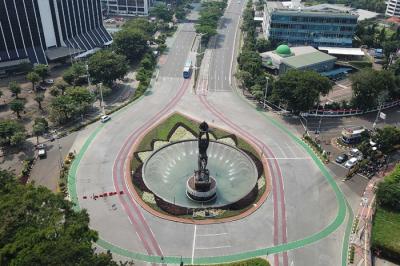 Foto udara suasana kawasan patung Pemuda membangun atau yang lebih dikenal dengan patung Bundaran Senayan, Jakarta, Sabtu (3/7/2021).