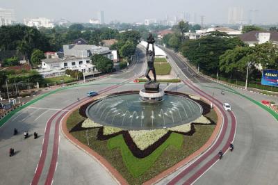 Foto udara suasana kawasan patung Pemuda membangun atau yang lebih dikenal dengan patung Bundaran Senayan, Jakarta, Sabtu (3/7/2021).