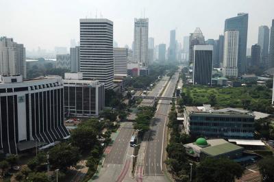 Foto udara suasana kawasan patung Pemuda membangun atau yang lebih dikenal dengan patung Bundaran Senayan, Jakarta, Sabtu (3/7/2021).