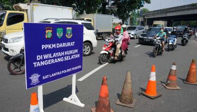 Sejumlah kendaraan terpaksa putar balik saat pemberlakuakn PPKM Darurat di Kawasan Bintaro, Tangerang Selatan, Sabtu (3/7/2021).
