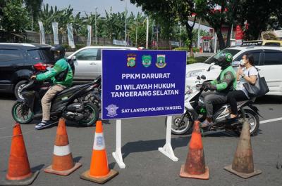 Sejumlah kendaraan terpaksa putar balik saat pemberlakuakn PPKM Darurat di Kawasan Bintaro, Tangerang Selatan, Sabtu (3/7/2021).