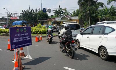 Sejumlah kendaraan terpaksa putar balik saat pemberlakuakn PPKM Darurat di Kawasan Bintaro, Tangerang Selatan, Sabtu (3/7/2021).