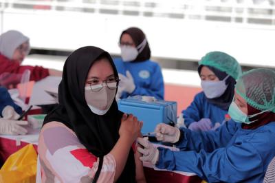 Petugas medis menyuntikan vaksin Covid-19 kepada warga saat vaksinasi Covid-19 massal di Stadion GBK, Senayan, Jakarta, Sabtu (3/7/2021).