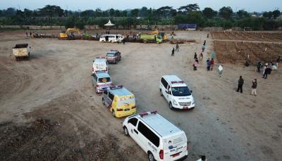 Petugas memakamkan jenazah yang meninggal akibat Covid-19 di TPU Rorotan, Sabtu (3/7/2021).