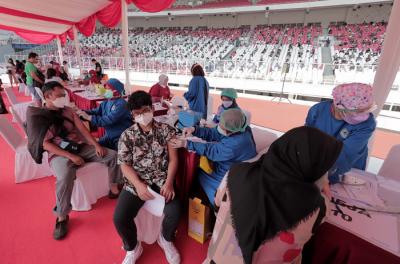 Petugas medis menyuntikkan vaksin Covid-19 kepada seorang anak di Stadion Utama Gelora Bung Karno, Jakarta, Sabtu (3/7/2021).
