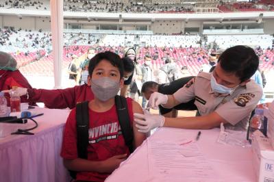 Petugas medis menyuntikkan vaksin Covid-19 kepada seorang anak di Stadion Utama Gelora Bung Karno, Jakarta, Sabtu (3/7/2021).