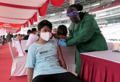 Petugas medis menyuntikkan vaksin Covid-19 kepada seorang anak di Stadion Utama Gelora Bung Karno, Jakarta, Sabtu (3/7/2021).