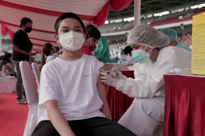 Petugas medis menyuntikkan vaksin Covid-19 kepada seorang anak di Stadion Utama Gelora Bung Karno, Jakarta, Sabtu (3/7/2021).