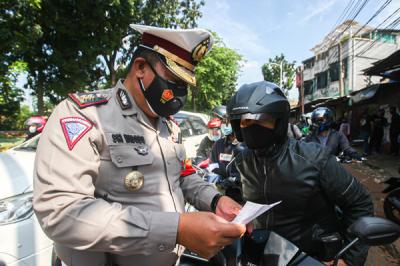 Petugas TNI-Polri menggunakan mobil lapis baja Barracuda saat pelaksanaan PPKM Darurat di Jalan Raya Lenteng Agung, Minggu (4/7/2021).