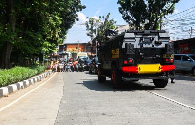 Petugas TNI-Polri menggunakan mobil lapis baja Barracuda saat pelaksanaan PPKM Darurat di Jalan Raya Lenteng Agung, Minggu (4/7/2021).