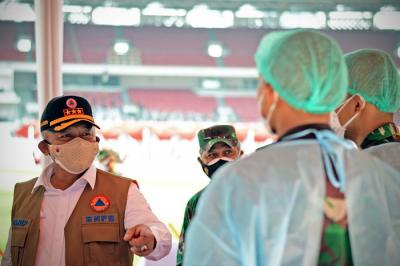 Ketua Satgas Penanganan Covid-19 Letjen TNI Ganip Warsito memberikan apresiasi kepada para tenaga kesehatan di GBK, Jakarta, Sabtu (3/7/2021).