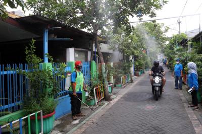 Semprotan disinfektan otomatis melintang di perkampungan Kampung Kranggan RT 7 RW 1 Kota Surabaya, Jawa Timur, Minggu (4/7/2021).