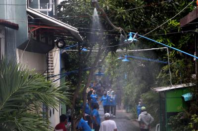 Semprotan disinfektan otomatis melintang di perkampungan Kampung Kranggan RT 7 RW 1 Kota Surabaya, Jawa Timur, Minggu (4/7/2021).