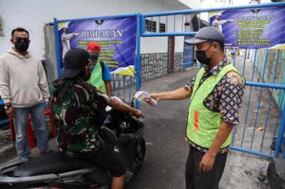 Semprotan disinfektan otomatis melintang di perkampungan Kampung Kranggan RT 7 RW 1 Kota Surabaya, Jawa Timur, Minggu (4/7/2021).