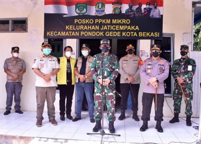 Panglima TNI Marsekal TNI Hadi Tjahjanto saat meninjau Posko PPKM Mikro Kelurahan Jati Cempaka, Kecamatan Pondok Gede, Kota Bekasi, Minggu (4/7/2021).