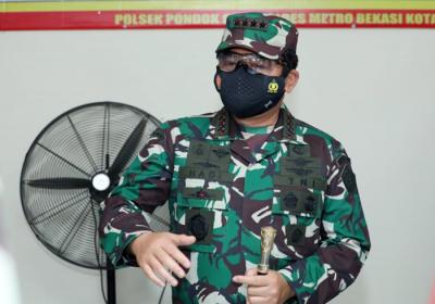Panglima TNI Marsekal TNI Hadi Tjahjanto saat meninjau Posko PPKM Mikro Kelurahan Jati Cempaka, Kecamatan Pondok Gede, Kota Bekasi, Minggu (4/7/2021).
