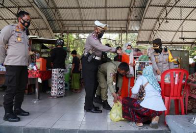 Petugas gabungan menyisir Pedagang Kali Lima (PKL) dan pertokoan dikawasan Wisata Religi Sunan Ampel Surabaya, Jawa Timur, Minggu (4/7/2021).