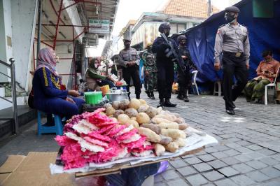 Petugas gabungan menyisir Pedagang Kali Lima (PKL) dan pertokoan dikawasan Wisata Religi Sunan Ampel Surabaya, Jawa Timur, Minggu (4/7/2021).