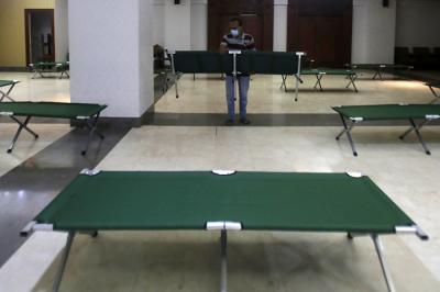 Petugas menyiapkan Velbed untuk pasien orang tanpa gejala (OTG) Covid-19 di kantor Walikota Jakarta Selatan, Minggu (4/7/2021).