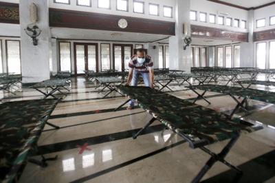 Petugas menyiapkan Velbed untuk pasien orang tanpa gejala (OTG) Covid-19 di kantor Walikota Jakarta Selatan, Minggu (4/7/2021).
