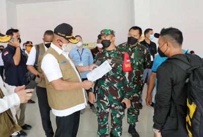 Ketua Satgas Penanganan Covid-19 Letjen TNI Ganip Warsito melakukan peninjauan pelaksanaan karantina kesehatan di Wisma Atlet, Jakarta Utara, Minggu (4/7/2021).