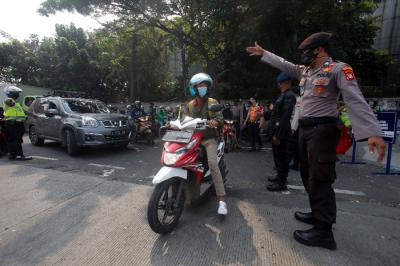 Petugas gabungan dari TNI, Polri, Satpol PP dan Dinas Perhubungan memutar balikan pengendara di Pos Penyekatan, Jalan Raya Daan Mogot, Senin (5/7/2021).