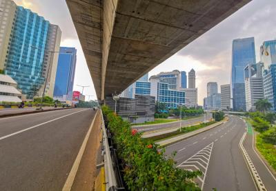 Suasana Jalan Sudirman terlihat lengang pada hari kedua PPKM darurat di Jakarta Pusat, Minggu (4/7/2021).