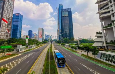 Suasana Jalan Sudirman terlihat lengang pada hari kedua PPKM darurat di Jakarta Pusat, Minggu (4/7/2021).