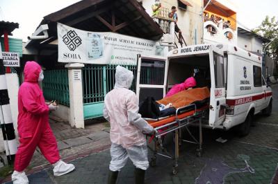Petugas mengevakuasi jenazah AGS (44) dari rumah kos di kawasan Pumpungan Surabaya, Jawa Timur, Senin (5/7/2021).