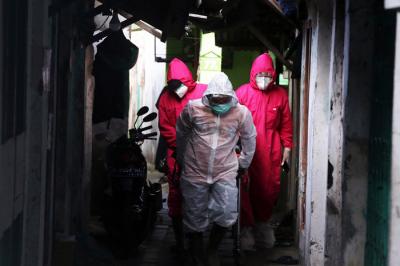 Petugas mengevakuasi jenazah AGS (44) dari rumah kos di kawasan Pumpungan Surabaya, Jawa Timur, Senin (5/7/2021).