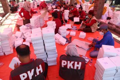 Para relawan memasak di dapur umum Kementerian Sosial di area halaman Convention Hall Surabaya, Jawa Timur, Senin (5/7/2021).