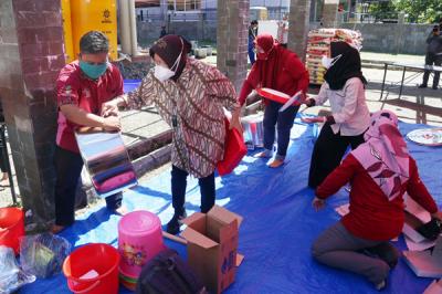 Mensos Tri Rismaharini ikut memasak untuk para pejuang Covid-19 di Dapur Umum di area halaman Convention Hall Surabaya, Jawa Timur, Senin (5/7/2021).