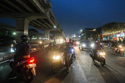 Petugas berjaga di barikade penyekatan PPKM Darurat di Pos Lampiri Kalimalang, Jakarta Timur, Senin (5/7/2021).