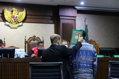 Terdakwa Mantan Menteri Sosial Juliari Peter Batubara menjalani sidang lanjutan secara virtual di Pengadilan Tipikor, Jakarta, Senin (5/7/2021).