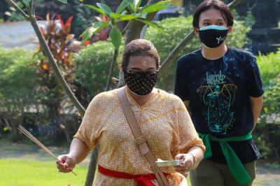 Umat Hindu saat menjalankan ibadah dengan menjalankan protokol kesehatan ketat di Pura Candra Prabha, Jakarta Barat, Senin (5/7/2021).