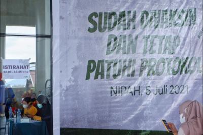Suasana peserta vaksin di Mal Nipah, Makassar, Sulawesi Selatan, Senin (5/7/2021).