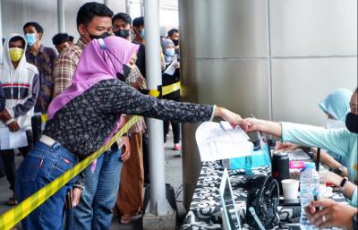 Suasana peserta vaksin di Mal Nipah, Makassar, Sulawesi Selatan, Senin (5/7/2021).