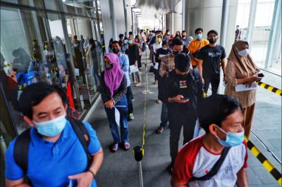 Suasana peserta vaksin di Mal Nipah, Makassar, Sulawesi Selatan, Senin (5/7/2021).