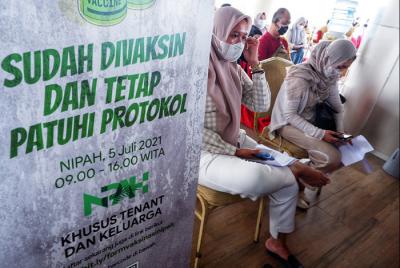Suasana peserta vaksin di Mal Nipah, Makassar, Sulawesi Selatan, Senin (5/7/2021).