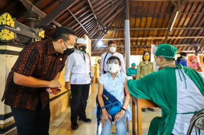 Warga saat mengikuti vaksinasi massal Covid-19 di rumah ibadah Pure Candra Prabha, Jakarta Barat, Senin (5/7/2021).
