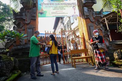 Warga saat mengikuti vaksinasi massal Covid-19 di rumah ibadah Pure Candra Prabha, Jakarta Barat, Senin (5/7/2021).