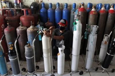 Antrian warga mengisi tabung oksigen di Depo Oksigen di kawasan Ciputat, Tangerang Selatan, Selasa (6/7/2021).