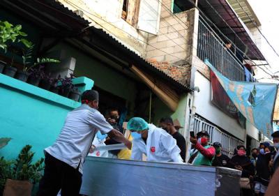 Petugas Yayasan Covid 19 dan puskesmas mengevakuasi jenazah Covid-19 di kawasan Kemayoran, Jakarta Pusat, Selasa (6/7/2021).