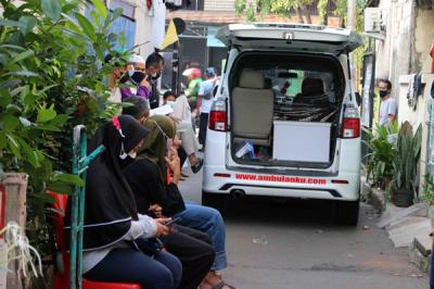 Petugas Yayasan Covid 19 dan puskesmas mengevakuasi jenazah Covid-19 di kawasan Kemayoran, Jakarta Pusat, Selasa (6/7/2021).