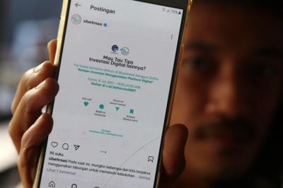 Warga mengakses Instagram @Siberkreasi untuk mencari informasi pendaftaran Kelas Cakap Digital, di Suabaya, Jawa Timur, Selasa (6/7/2021).