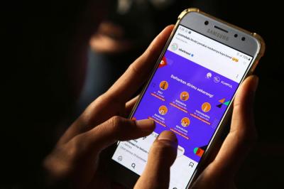 Warga mengakses Instagram @Siberkreasi untuk mencari informasi pendaftaran Kelas Cakap Digital, di Suabaya, Jawa Timur, Selasa (6/7/2021).