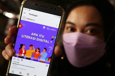 Warga mengakses Instagram @Siberkreasi untuk mencari informasi pendaftaran Kelas Cakap Digital, di Suabaya, Jawa Timur, Selasa (6/7/2021).