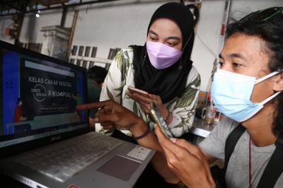 Warga mengakses Instagram @Siberkreasi untuk mencari informasi pendaftaran Kelas Cakap Digital, di Suabaya, Jawa Timur, Selasa (6/7/2021).